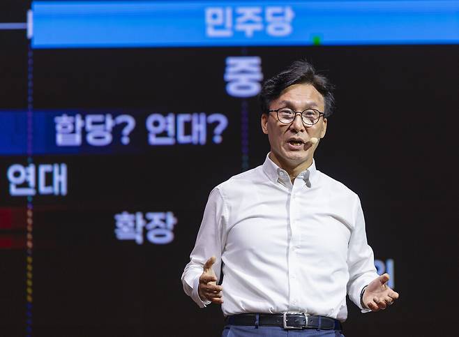 김민석 더불어민주당 대표가 8월27일 인천 중구 인스파이어 리조트에서 열린 2026년 정기국회 대비 국회의원 워크숍에서 '민주의 황금시대'를 주제로 한 기조연설에서 민주당의 미래와 방향성에 대해 설명하고 있다. ⓒ연합뉴스