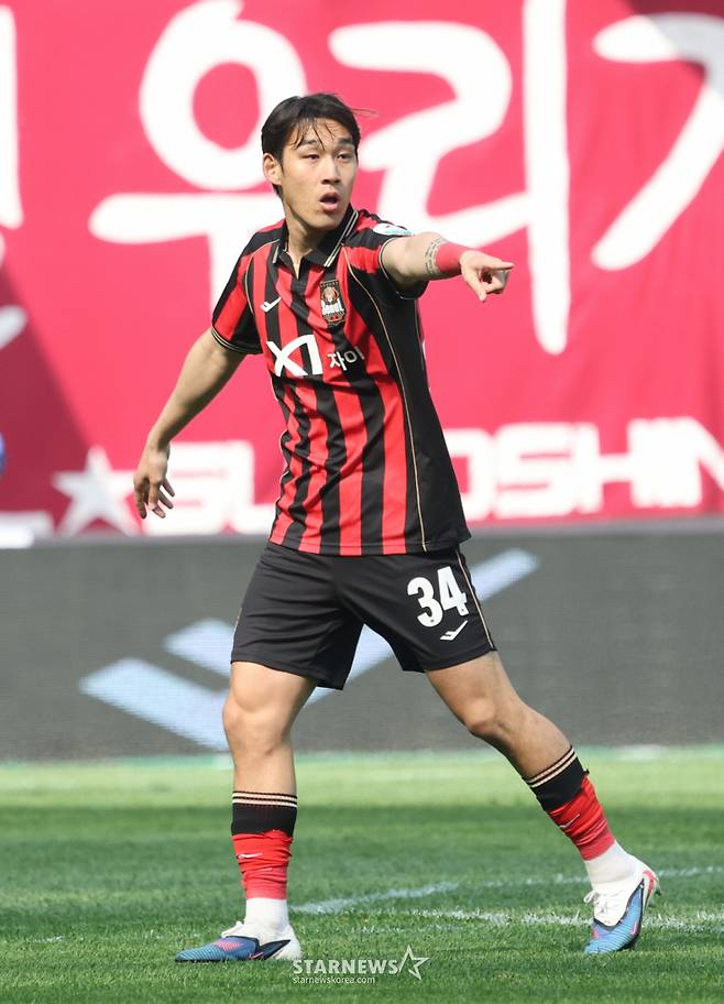 하나은행 K리그1 2026 FC서울 대 전북현대 경기가 11일 서울월드컵경기장에서 열렸다.  FC서울 송민규가 위치를 알리고 있다. /사진=김진경 kim.jinkyung@