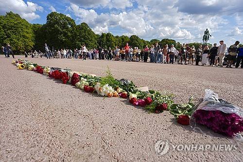 27일 노르웨이 오슬로의 왕궁 앞 광장에 시민 수백 명이 모여 헌화를 하며 하랄 5세의 쾌유를 기원했다. [EPA 연합뉴스. 재판매 및 DB 금지]