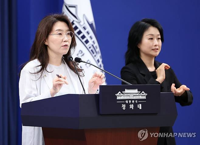 강유정 수석대변인, 대법관 후보자 관련 브리핑 (서울=연합뉴스) 한상균 기자 = 강유정 수석대변인이 28일 청와대 기자회견장에서 대법관 후보자 관련 브리핑을 하고 있다. 2026.8.28 [청와대통신사진기자단] xyz@yna.co.kr