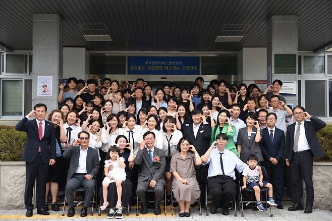 서산교육지원청은 28일 대회의실에서 제34대 김지용 교육장의 퇴임식을 열고 오랜 기간 교육 발전을 위해 헌신해 온 노고를 기렸다.(사진=서산교육지원청 제공)