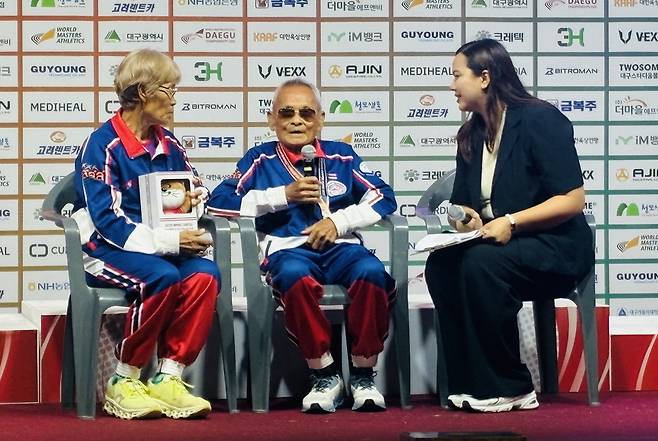 태국인 사왕 잔프람(가운데) 씨가 29일 오후 대구스타디움 광장에 마련된 시상식장에서 ‘최고령 특별시상식’을 마친 뒤 인터뷰를 하고 있다. /황인무기자