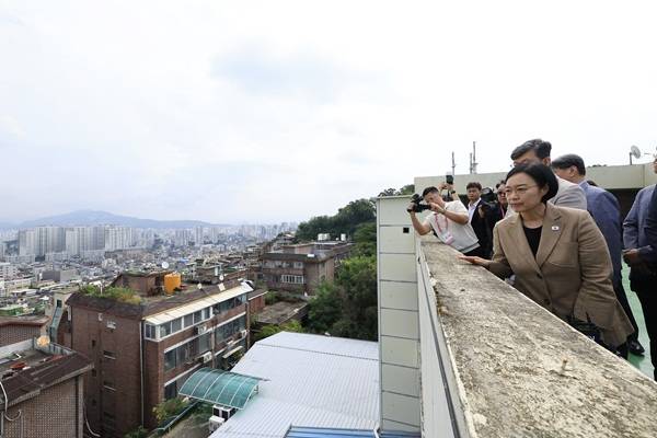 한성숙 총리가 29일 성북구 장위중 옥상에서 장위14구역 현장을 살펴보고 있다. 뉴스1