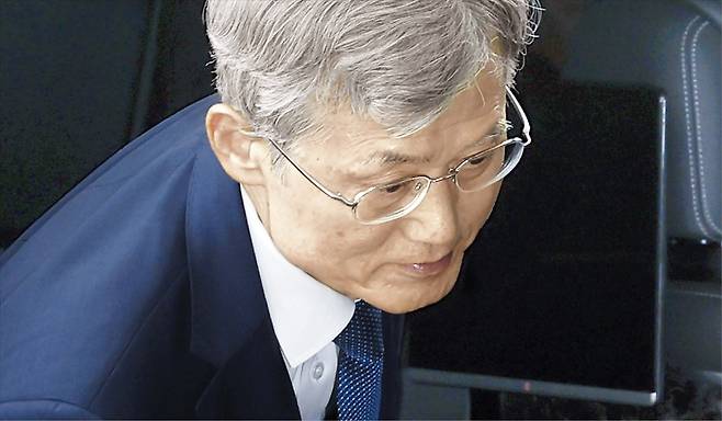 굳은 표정의 대법원장 - 조희대 대법원장이 28일 오전 서울 서초동 대법원으로 출근하고 있다. 청와대는 이날 이재명 대통령이 조 대법원장이 노태악 전 대법관의 후임으로 임명 제청한 손봉기 대구지법 부장판사에 대해 국회에 임명 동의안을 제출하지 않고 후보자를 다시 제청할 것을 요청했다고 밝혔다. /뉴스1