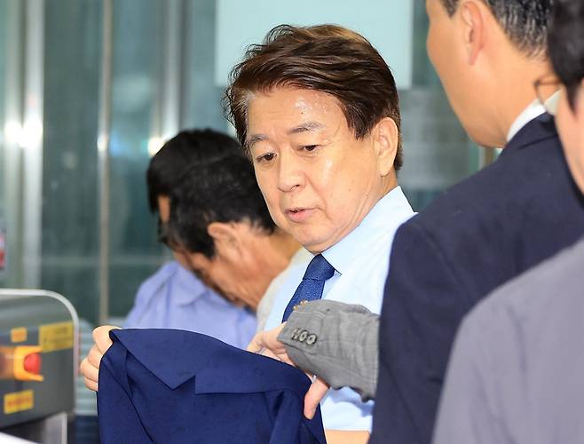 사업가에게서 수천만원대 뇌물과 불법 정치자금을 받은 혐의로 기소된 노웅래 전 더불어민주당 의원이 22일 서울 서초구 서울고법에서 열린 2심 선고공판에 출석하고 있다. 2026.7.22/뉴스1