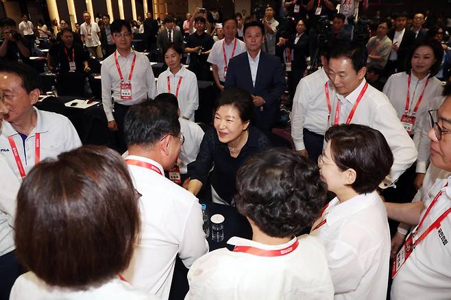 박근혜 전 대통령이 지난 27일 경기도 고양시 장항동 소노캄 고양에서 열린 2026 국민의힘 국회의원 연찬회에서 인사말을 마친 후 의원들과 인사를 나누고 있다. 연합뉴스