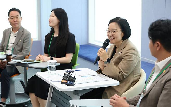 한성숙 국무총리가 29일 서울 강남구 한국섬유산업연합회에서 열린 기후시민회의 토론회에서 발언하고 있다. 연합뉴스