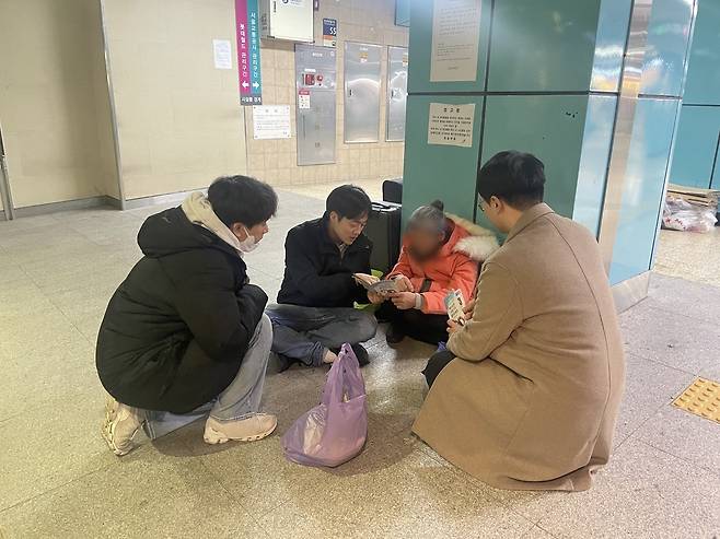 김원태 양수민 부부가 지난 3년간 선한목자젊은이교회의 청년들과 서울 잠실역 인근에서 거리의 노숙인을 만나는 모습. 부부 제공