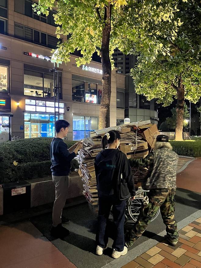 김원태 양수민 부부가 지난 3년간 선한목자젊은이교회의 청년들과 서울 잠실역 인근에서 거리의 노숙인을 만나는 모습. 부부 제공