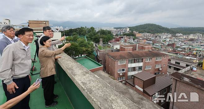 [서울=뉴시스] 김금보 기자 = 한성숙 국무총리가 29일 오전 서울 성북구 장위14 재개발 사업 현장 일대를 조망하고 있다. 2026.08.29. kgb@newsis.com