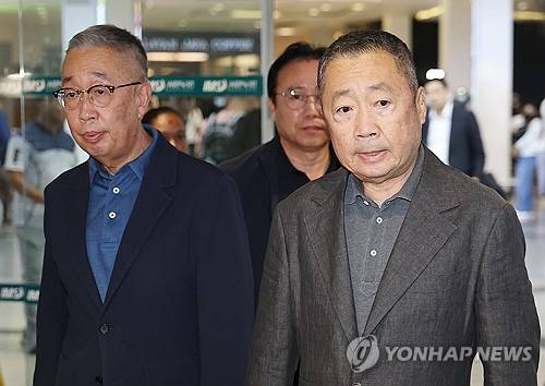 공항 나서는 박정원 회장과 박지원 부회장 (카트만두=연합뉴스) 김성민 기자 = 두산에너빌리티 사고 수습을 위해 네팔을 찾은 박정원 두산그룹 회장(오른쪽)과 박지원 부회장이 29일(현지시간) 네팔 카트만두 트리부반 공항을 나서고 있다. 2026.8.29 ksm7976@yna.co.kr