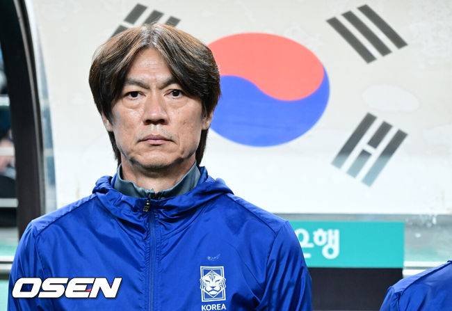 [OSEN=서울월드컵경기장, 조은정 기자]홍명보 감독이 이끄는 대한민국 대표팀과 파라과이의 A매치 평가전이 14일 오후 서울월드컵경기장에서 열렸다.'남미 강호' 파라과이는 지난 10일 일본 원정에서 2-2 무승부를 거두고 온 팀이다. 이번 경기는 홍명보호의 2026 북중미 월드컵 포트 배정을 두고도 중요한 일전이다.&nbsp;현재 한국은 오스트리아, 호주, 에콰도르와 치열한&nbsp;포트 2 막차 경쟁을 벌이고 있다.경기 전 대한민국 홍명보 감독이 그라운드를 바라보고 있다. 2025.10.14 /cej@osen.co.kr