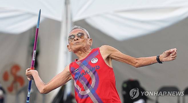 창 던지는 106세 사왕 잔프람 (대구=연합뉴스) 윤관식 기자 = 2026 대구세계마스터즈육상경기대회 최고령 참가자인 106세 태국인 사왕 잔프람(Sawang Janpram) 씨가 29일 대구스타디움 보조경기장에서 400g 창던지기 남자 105세 부문에 단독 출전해 창을 던지고 있다. 2026.8.29 psik@yna.co.kr
