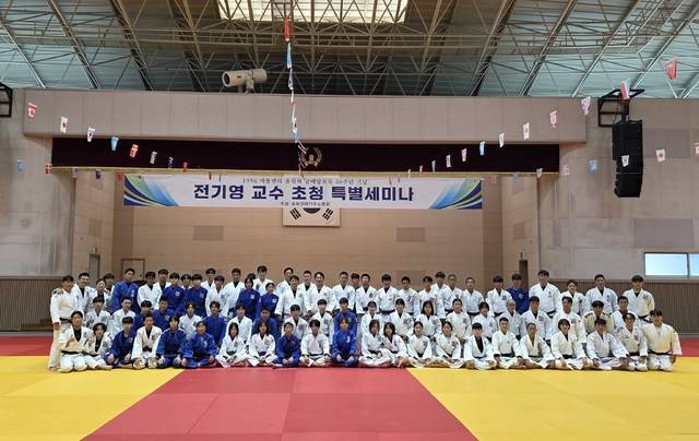 ▲ 올림픽 금메달리스트 전기영 교수가 지난 29일 청주유도회관에서 특별세미나를 진행한 뒤 기념 촬영을 하고 있다/충북장애인유도협회 제공