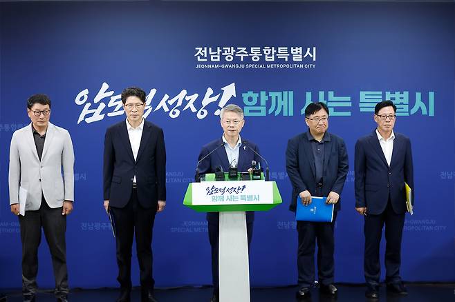 민형배 전남광주통합특별시장이 30일 광주청사 브리핑룸에서 기자회견을 열고 국립의과대학 신설 후보대학 선정 결과를 발표하고 있다. 판영석 기자