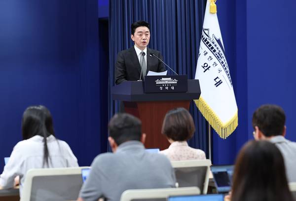 강훈식 대통령비서실장이 30일 청와대 춘추관에서 인사 관련 브리핑을 하고 있다. /연합뉴스
