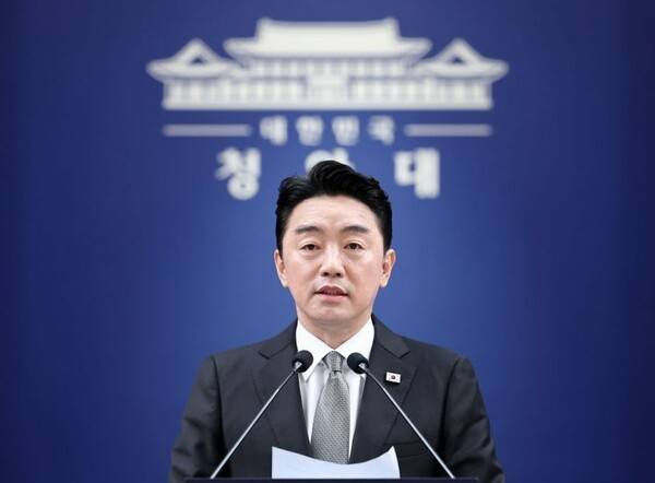 강훈식 비서실장이 30일 청와대 춘추관에서 인사 관련 브리핑을 하고 있다. [출처=연합]