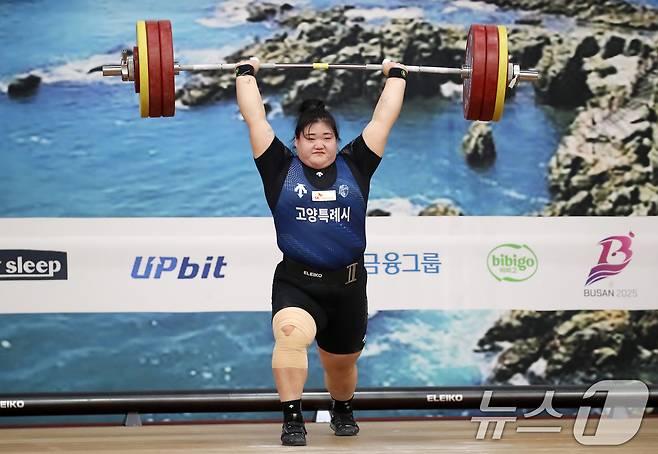 박혜정(고양시청)이 제106회 전국체육대회 역도 여자 일반부 87㎏ 이상급 경기에서 용상 155㎏ 3차시기에 도전하고 있다. 2025.10.21 ⓒ 뉴스1 윤일지 기자