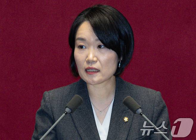 이소영 더불어민주당 의원이 13일 오후 서울 여의도 국회 본회의장에서 열린 제423회 국회(임시회) 제1차 본회의에서 상법 일부개정법률안(대안)에 대한 토론을 하고 있다. 2025.3.13 ⓒ 뉴스1 이재명 기자