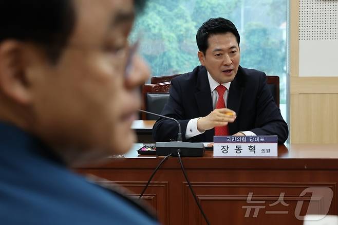 장동혁 국민의힘 대표가 28일 제주시 제주경찰청에서 '제주 실종 허위종결 사건'과 관련해 고평기 청장과 면담을 하고 있다. (국민의힘 제공. 재판매 및 DB금지) 2026.8.28 ⓒ 뉴스1