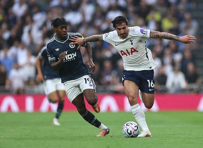 epa13198991 Anthony Elanga of Newcastle United (L) and Sandro Tonali of Tottenham Hotspur (R) in action during the English Premier League match of Tottenham Hotspur against Newcastle United, in London, Britain, 29 August 2026.  EPA/NEIL HALL EDITORIAL USE ONLY. No use with unauthorized audio, video, data, fixture lists, club/league logos, 'live' services or NFTs. Online in-match use limited to 120 images, no video emulation. No use in betting, games or single club/league/player publications.<저작권자(c) 연합뉴스, 무단 전재-재배포, AI 학습 및 활용 금지>