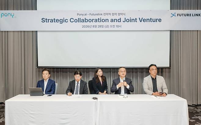 28일 오전 서울 여의도 콘래드 호텔에서 퓨처링크와 포니AI의 협약식이  끝난 뒤 취재진과 질의응답이 진행되고 있다. 왼쪽부터 남경필 퓨처링크 회장, 차두원 퓨처링크 대표이사, 제임스 펑 포니AI 최고경영자(CEO).  /자동차기자협회 제공