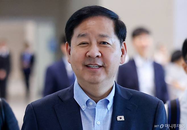 구윤철 경제부총리 겸 재정경제부 장관이 30일 오전 G20 재무장관회의 참석을 위해 인천국제공항 제2여객터미널에서 미국 워싱턴 D.C.로 출국하고 있다. /사진=뉴스1.