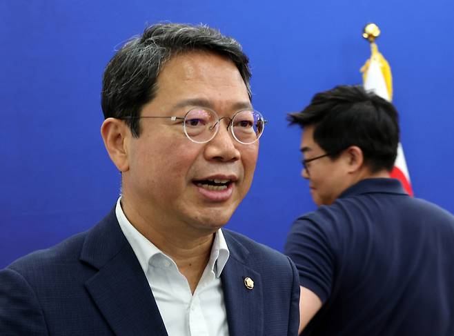 법무부 장관 후보로 지명된 김승원 더불어민주당 의원이 30일 여의도 국회에서 조희대 대법원장 불출석 사유서 제출 관련 기자간담회를 마친 뒤 이동하고 있다. /사진=뉴시스