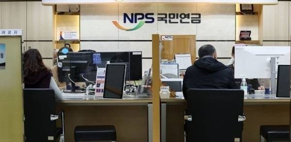 국민의힘은 30일 중국인을 비롯한 외국인들이 한달치 국민연금만 내고도 과거 보험료를 몰아서 납부해 평생 연금을 받는 이른바 ‘외국인 국민연금 추후납부(추납) 논란’과 관련해 정부에 세부적인 규모 공개와 보완 대책 마련을 촉구했다. 사진은 기사와 무관. [연합]
