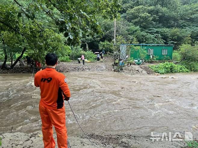 [화순=뉴시스] 30일 오후 4시42분께 전남광주 화순군 한천면에서 계곡물 범람으로 시민들이 고립돼 소방 당국이 구조 작업을 벌이고 있다. (사진 = 전남광주소방본부 제공) 2026.08.30. photo@newsis.com *재판매 및 DB 금지