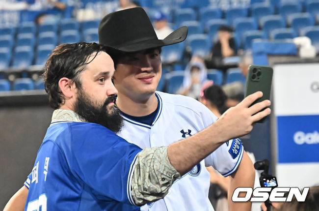 [OSEN=대구, 이석우 기자] 29일 대구삼성라이온즈파크에서 2026 신한 SOL KBO 리그 삼성 라이온즈와 KT 위즈의 경기가 열렸다. 홈팀 삼성은 페덱이, 방문팀 KT는 로건이 선발 출전했다. 삼성 라이온즈 구자욱이 KT 위즈에 4-2로 승리, 1위로 올라 선 후 페덱 가족의 카우보이 모자를 쓰고 기념촬영을 하고 있다. 2026.08.29 / foto0307@osen.co.kr