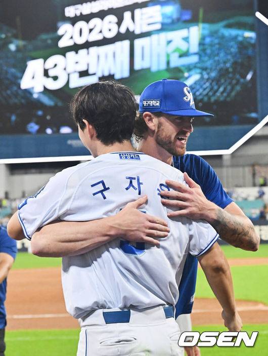 [OSEN=대구, 이석우 기자] 29일 대구삼성라이온즈파크에서 2026 신한 SOL KBO 리그 삼성 라이온즈와 KT 위즈의 경기가 열렸다. 홈팀 삼성은 페덱이, 방문팀 KT는 로건이 선발 출전했다. 삼성 라이온즈 페덱이 KT 위즈에 4-2로 승리, 1위로 올라 선 후 구자욱과 기쁨을 나누고 있다. 2026.08.29 / foto0307@osen.co.kr