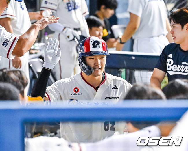 [OSEN=잠실, 민경훈 기자] 29일 서울 잠실야구장에서 ‘2026 신한 SOL Bank KBO리그’ 두산 베어스와 키움 히어로즈의 경기가 열렸다.이날 경기에서 두산은 곽빈, 키움은 안우진을 선발로 내세운다.7회말 두산 선두타자로 나온 안재석이 우월 솔로 홈런을 때린 후 덕아웃에서 동료들과 하이파이브를 하고 있다. 2026.08.29 / rumi@osen.co.kr