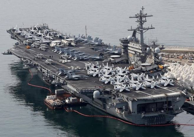 2024년 6월 미국 핵추진 항공모함 시어도어 루스벨트(CVN-71)가 한·미·일 3국의 다영역 군사훈련인 프리덤 에지(Freedom Edge)에 참가하기 위해 부산 남구 해군작전사령부 부산작전기지에서 출항을 준비하는 모습. 뉴스1