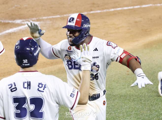 2026 신한 SOL KBO리그 두산 베어스 대 키움 히어로즈 경기가 30일 서울 잠실야구장에서 열렸다.  두산 세베리노가 6회말 1사 1루에서 중월 2점 홈런을 날리고 홈인하고 있다. /사진=김진경 kim.jinkyung@