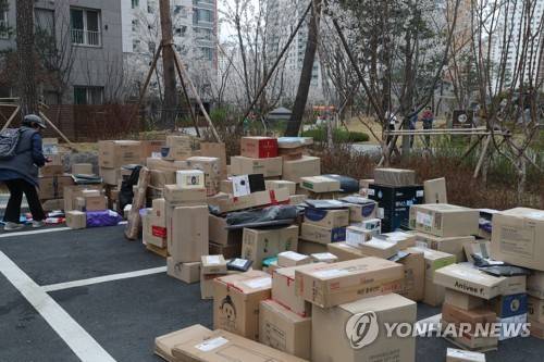 2018년 4월 10일 오후 경기도 남양주의 아파트 단지에 택배가 쌓여 있다. 당시 이 아파트는 택배 차량 지상 진입을 통제하고 정문 근처에 주차 후 카트로 배달해 달라고 요청했다. 하지만 택배 업체들이 아파트 정문 인근 도로에 택배를 쌓아두고 가는 방식으로 맞섰다.[연합뉴스 자료사진]