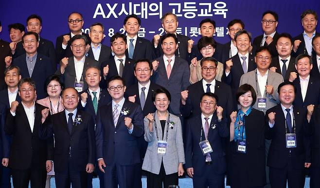 한국대학교육협의회 하계 대학총장세미나 지난 28일 제주 롯데호텔에서 열린 '2026년 한국대학교육협의회 하계 대학총장세미나'에서 대학 총장들과 교육부 관계자 등이 기념촬영을 하고 있다. 2026.8.30. [교육부 제공. 재판매 및 DB 금지]