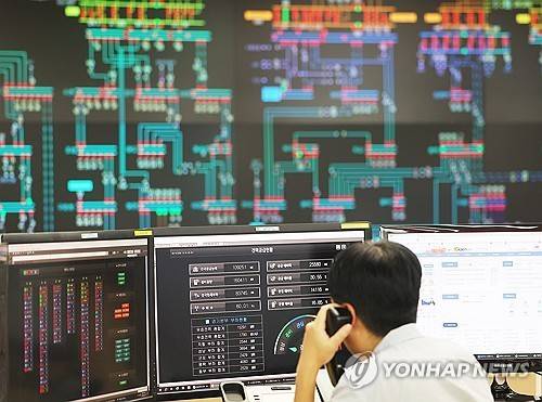 경기 수원시 영통구 한국전력공사 경기본부 전력관리처 계통운영센터에서 관계자들이 전력수급상황을 점검하고 있다. [연합뉴스 자료사진]