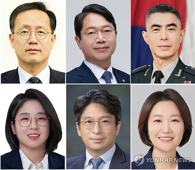 청와대, 2차 개각 인사 발표 (서울=연합뉴스) 김도훈 기자 = 청와대는 이재명 대통령이 30일 경제부총리 겸 재정경제부 장관을 포함한 6곳의 장관 후보자를 지명했다고 밝혔다.
    윗줄 왼쪽부터 재정경재부 장관 후보로 지명된 이형일 1차관, 법무부 장관 후보로 지명된 더불어민주당 김승원 의원, 국방부 장관 후보로 지명된 강신철 전 연합사 부사령관.
    아랫줄 왼쪽부터 성평등가족부 장관 후보로 지명된 기본소득당 용혜인 의원, 국토부 장관 후보로 지명된 홍지선 2차관, 중소벤처기업부 장관 후보로 지명된 민주당 이소영 의원. 2026.8.30 [청와대 제공. 재판매 및 DB 금지] photo@yna.co.kr