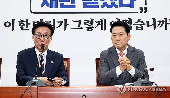 (왼쪽부터) 더불어민주당 김민석 대표와 국민의힘 장동혁 대표 [연합뉴스 자료사진]