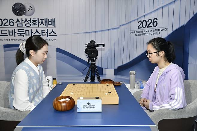 김은지(왼쪽)가 삼성화재배 예선 결승에서 저우훙위에게 아쉽게 반집패했다. [한국기원 제공. 재판매 및 DB 금지]