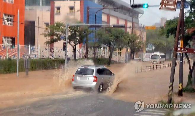 울산 동구 도로 침수…호우주의보 (울산=연합뉴스) 30일 오후 울산시 동구 월봉사 입구 주변에 내린 비로 도로가 침수돼 있다. 
    이날 울산 동구와 서구에는 호우주의보가 발효됐다. 2026.8.30 [독자 제공 영상 캡처. 재판매 및 DB 금지] image@yna.co.kr