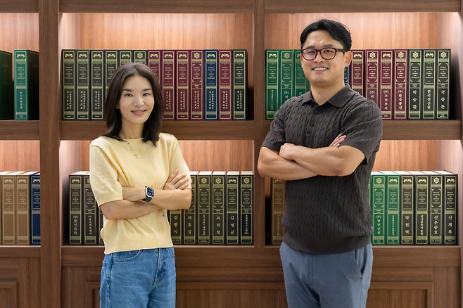 사진 왼쪽부터 지스트-이노코어(GIST-InnoCORE) 연구단 이은지 단장(신소재공학과 교수), 지정민 박사. GIST 제공