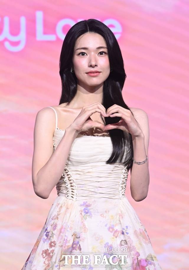 최근 배우 하영과 박위를 둘러싼 논란은 누군가 악의적으로 과거를 캐낸 사건이라기보다, 본인이 굳이 공개하지 않아도 됐을 이야기나 영상을 꺼내면서 논란이 확대된 측면이 있다. 아래 사진은 배우 하영이 넷플릭스 시리즈 '이런 엿같은 사랑' 제작발표회에 참석해 포즈를 취하고 있다. /더팩트 DB, 박위 인스타그램