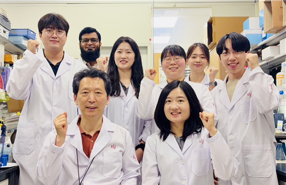 류훈 교수(앞줄 왼쪽), 프엉 티 탄 응우옌 UST 박사과정생(앞줄 오른쪽) 등 연구팀 구성원들이 기념촬영을 하고 있다. 과학기술연합대학원대학교