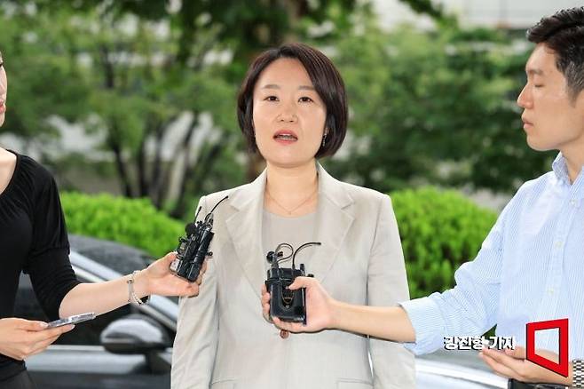 이소영 중소벤처기업부 장관 후보자가 31일 서울 여의도 중소기업기술정보진흥원에 마련된 인사청문 준비 사무실에 출근하며 입장을 밝히고 있다. 강진형 기자