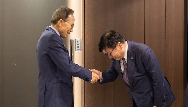 국민의힘 정점식 원내대표가 31일 서울 서초구 이명박 전 대통령 사무실을 방문해 이 전 대통령과 악수하고 있다. 연합뉴스