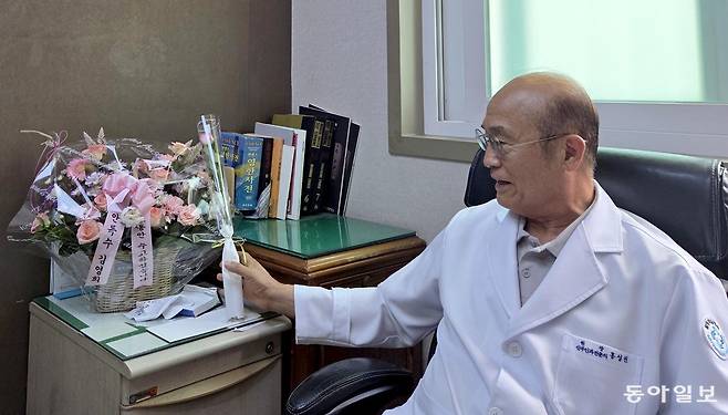 홍성권 밀양 제일병원 원장이 마지막 진료일인 31일 진료실에서 이 병원에서 태어난 아이가 선물한 장미꽃 한 송이를 들어보이고 있다. 1986년 개원한 이 병원은 이날을 끝으로 폐업하면서 밀양 지역 유일 분만 의료기관도 사라졌다. 밀양=도영진 기자 0jin2@donga.com