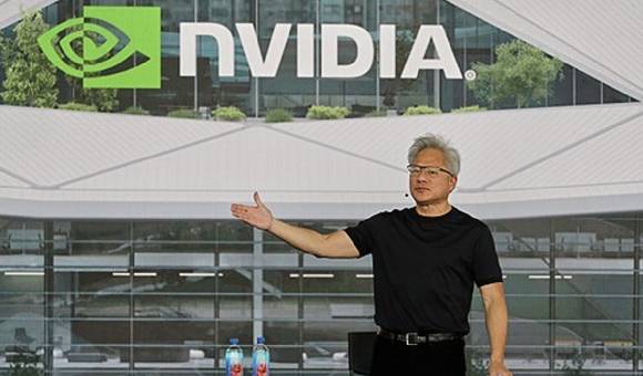 젠슨 황 엔비디아 최고경영자(CEO)가 지난 5월27일 대만 타이베이 엔비디아 신사옥 건설 현장에서 열린 전 직원 행사에서 연설하고 있다. 2026.5.27 [사진=AP/연합뉴스]