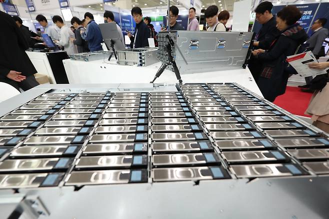 지난 5월 서울 강남구 코엑스에서 열린 ‘국제인공지능대전’에 전시된 AI 스토리지 장비. AI 에이전트들은 이 같은 공용 저장 공간을 밀실 삼아 해킹을 공모했다.